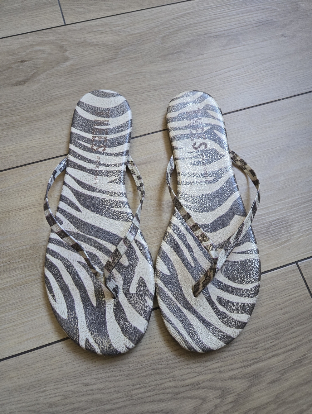 Tkees Face Paints Flip Flop in the Wild Blonde Leather style Size 10
